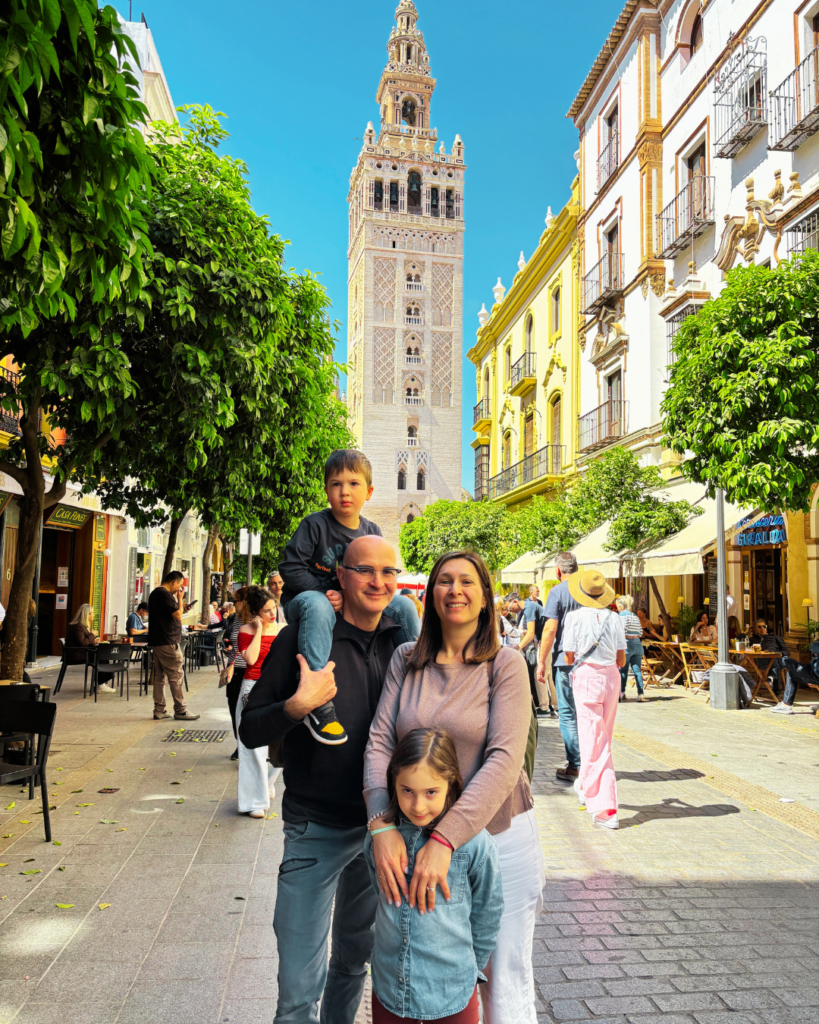 torre giralda Siviglia con bambini