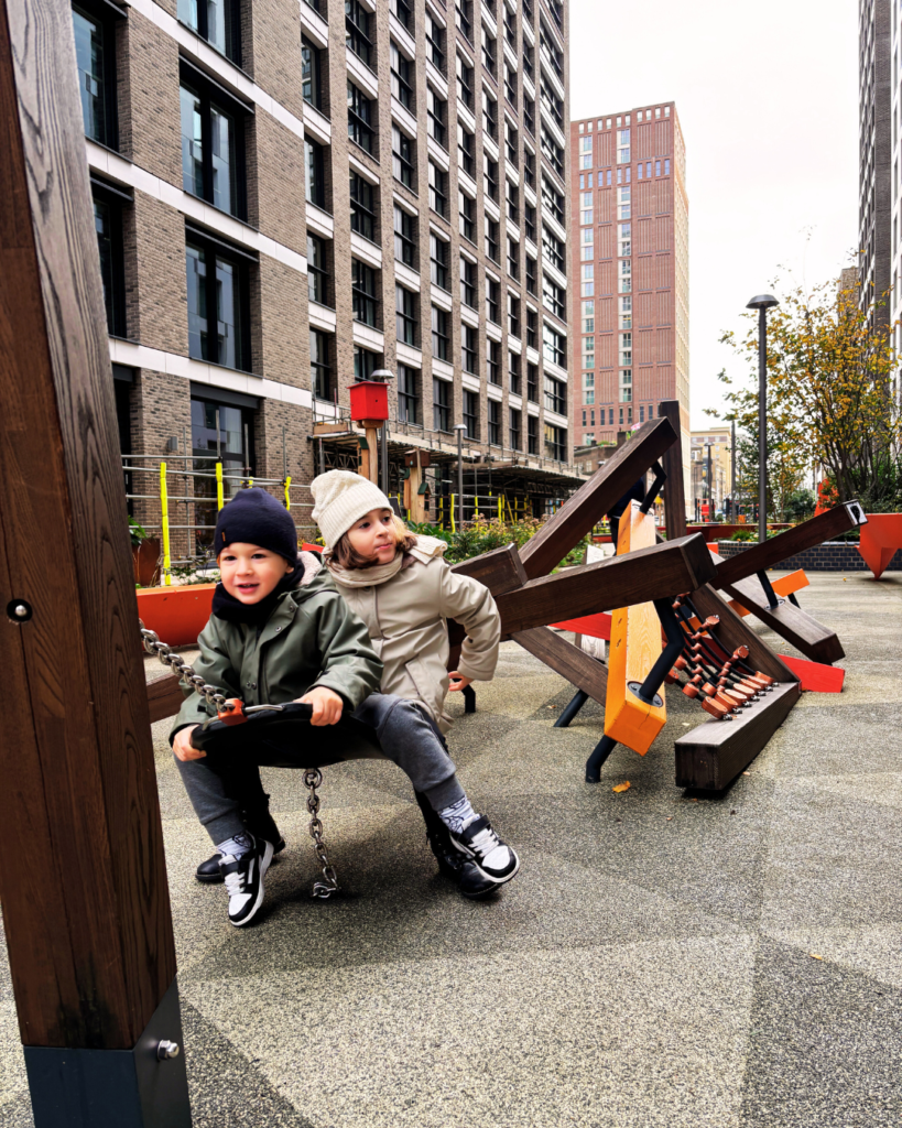fermata Aldgate Londra con bambini