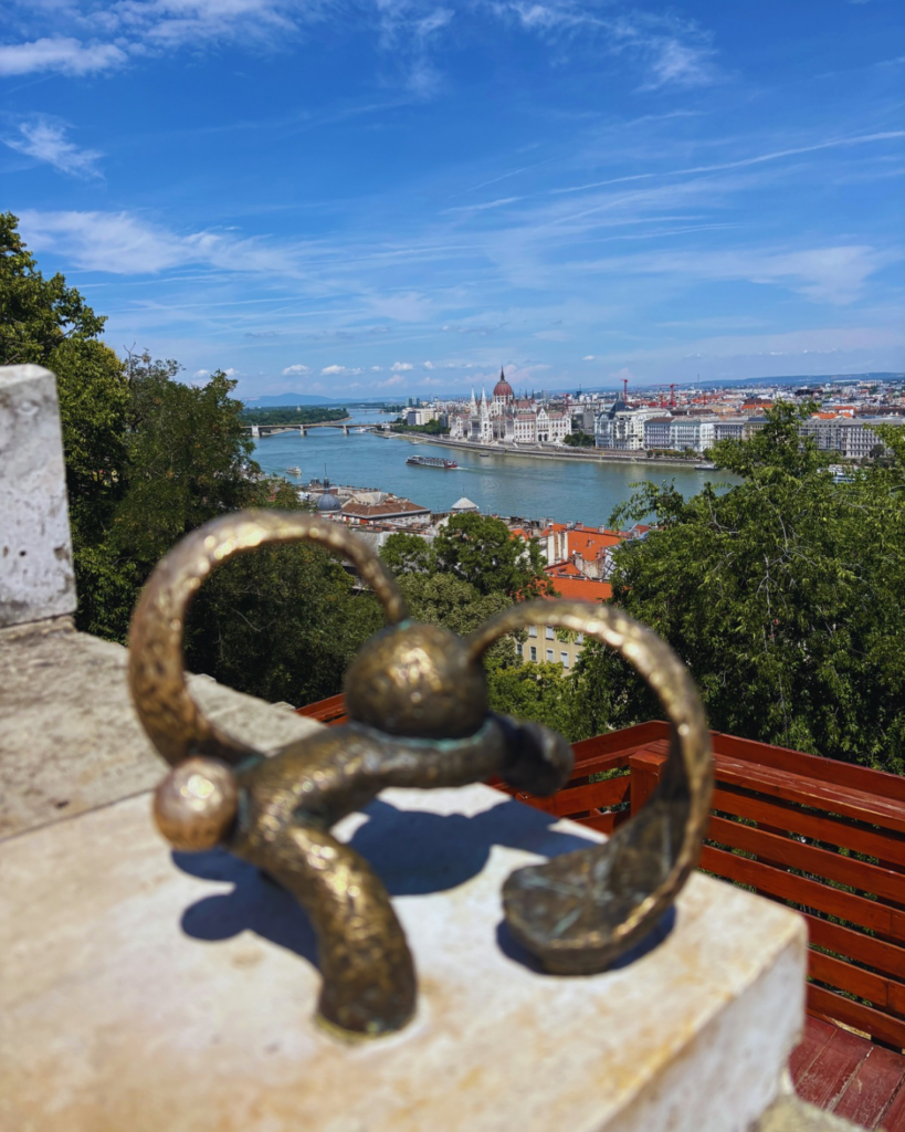 mini statuine Budapest con bambini