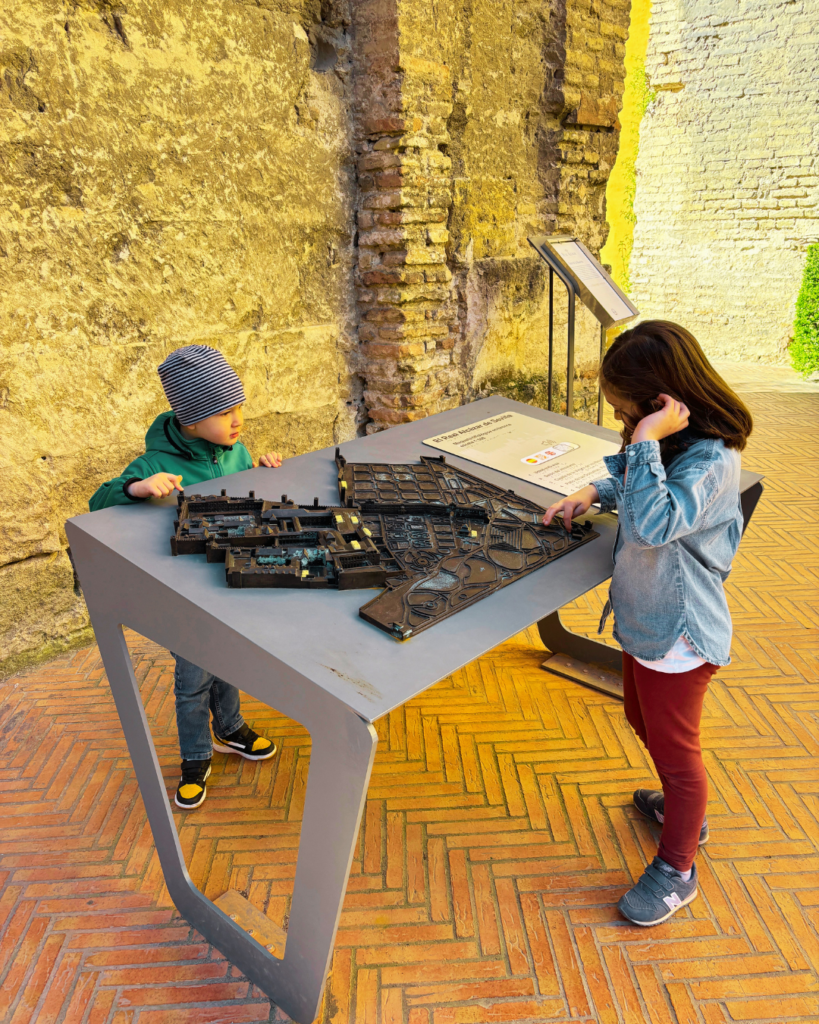 real alcazar Siviglia con bambini