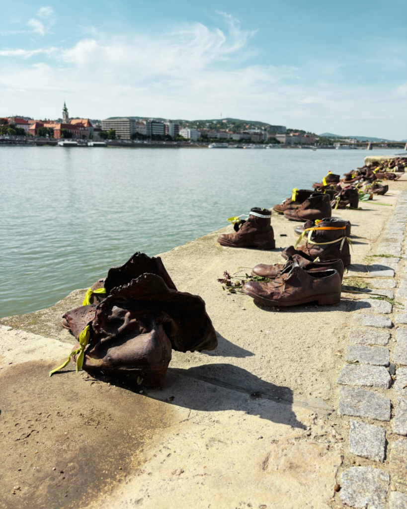 Monumento scarpe Budapest con bambini